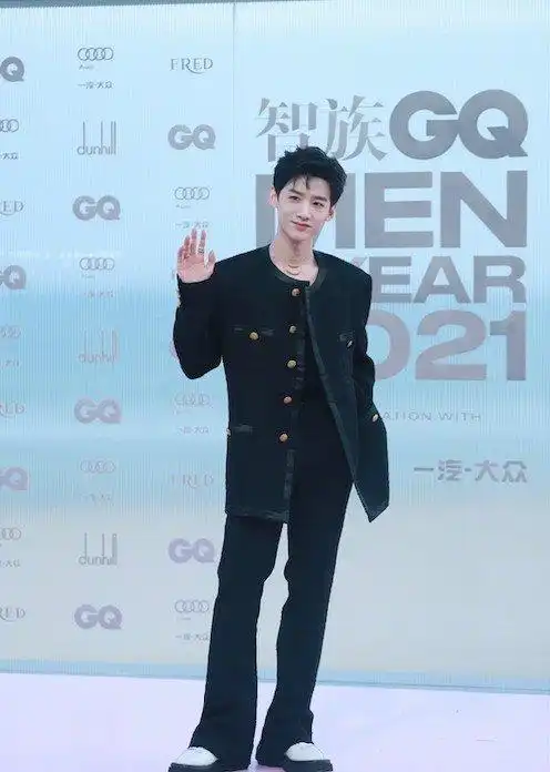 10位男星红毯西装造型,龚俊帅气优雅,邓伦化身禁欲系男神