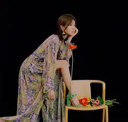 毛晓彤真会穿,裸粉色衬衫配薄荷绿开叉长裙,瞬间美成18岁少女