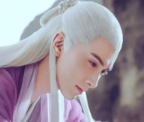 39岁高伟光进剧组,头顶泡面头演小伙子,脸部僵硬不自然