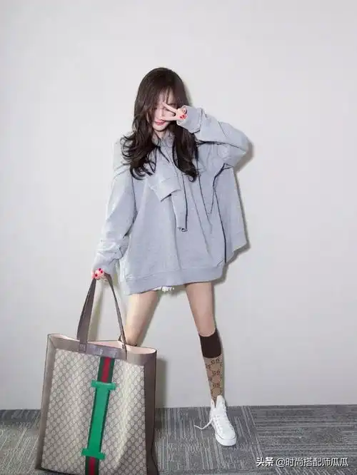 卫衣下少搭运动裤,太土今年流行新穿法,显年轻还巨时髦