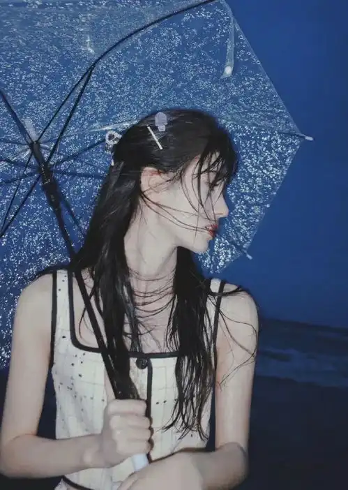 都是伞下美人照杨紫显得端庄优雅,鞠婧祎竟然有魅惑感,好神奇
