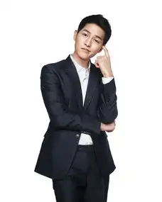 宋仲基高清图集曝光与公仔合照笑容迷人