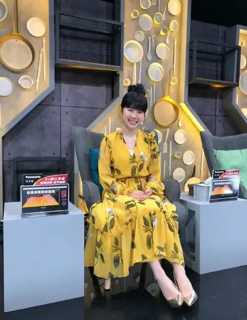 福原爱一家拍大片,和江宏杰花式秀萌娃,瓷娃娃穿孕妇裙又有了