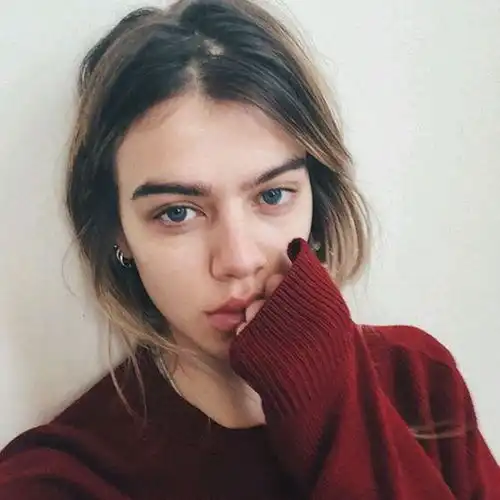 短发欧美女生头像,衣服是鲜艳的颜色