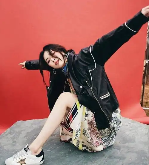 性感野马金泫雅变温柔了27岁卖萌罕见少女,窝男友怀中好甜