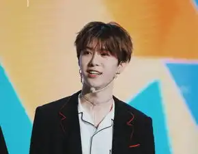 范丞丞展现高级艺术感,和姐姐同款姿势令人眼前一亮