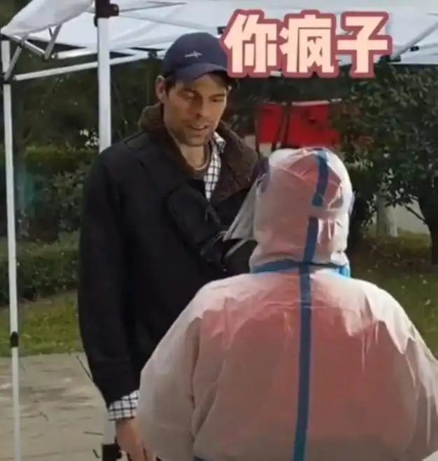 学校回应外籍教师辱骂防疫工作人员随地吐痰解除聘任合同