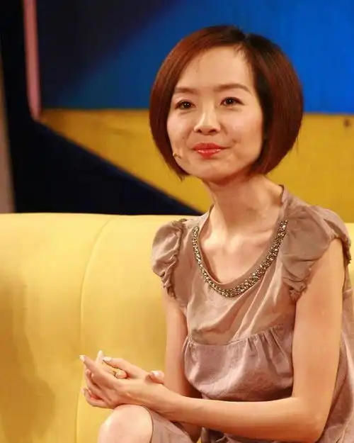 鲁豫确实太瘦了,梳波波头像大头娃娃,换成纹理短发才气质优雅