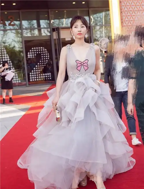 白百何这裙子好惊艳淡紫色薄纱仙气翩翩,深v领口大秀迷人身材