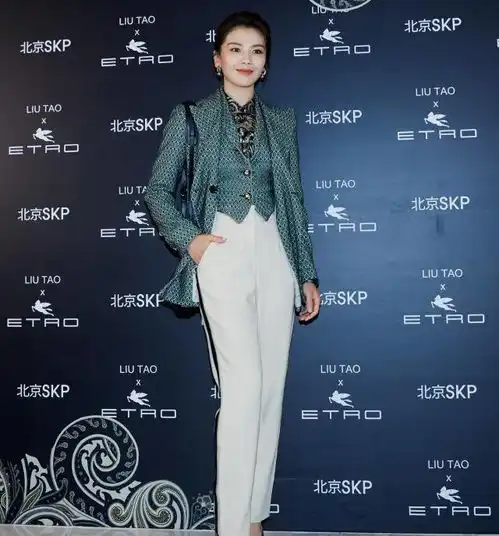 41岁刘涛颜值耐打,穿西装御姐范十足,姐妹合体乔欣美成小公主