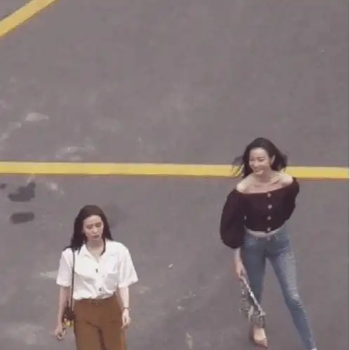 倪妮与刘诗诗并排走,俯拍镜头下,看到倪妮的肩线,我不配拥有