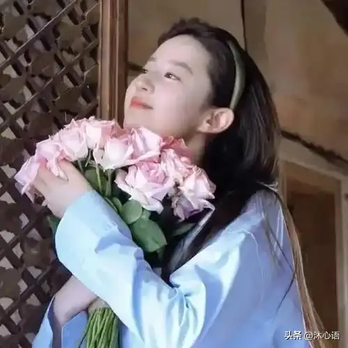 ai版和真人版刘亦菲捧花图像对比