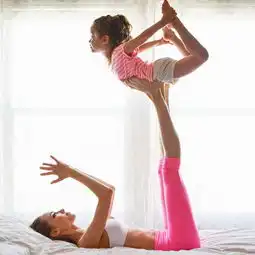 辣妈携两女儿一起做瑜伽