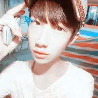 一个眼神足以让丫头付出全部帅气十足的好看90后阿宝色男生头像