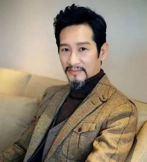 年轻时长得不咋地,上了年纪居然帅到掉渣,这五位男星太狠了