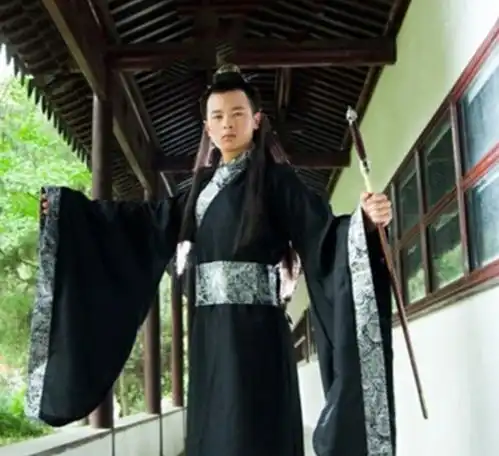 古风男装搭配白色长袍搭配黑色腰带,尽显儒雅公子风范