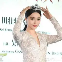 女星戴皇冠唐嫣最甜宋慧乔一出赵丽颖黯然失色