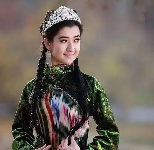 在新疆生活9年,拥有2000亩农场,娶了维族媳妇,彩礼是四头骆驼