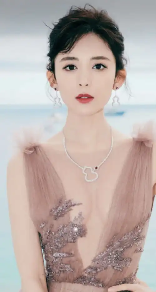 古力娜扎身穿浅绿色的礼裙,薄纱透明很撩人