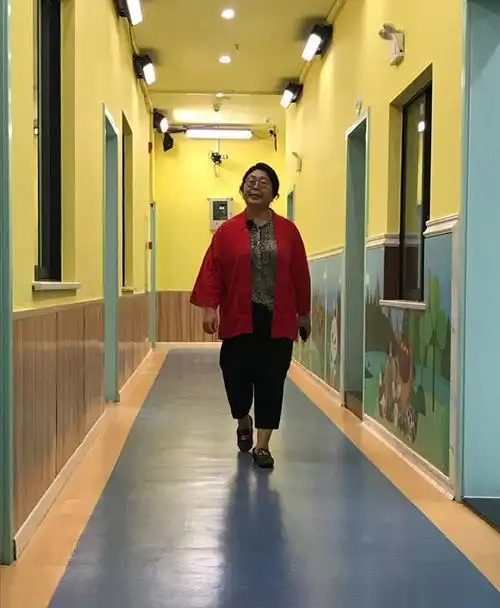 杜海涛妈妈晒照,携杜海涛和沈梦辰旅行,穿粉卫衣系丝巾气质好