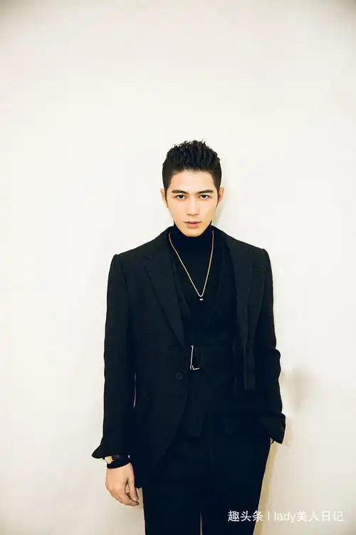 陈学冬穿蓝色西装更优雅了,黑色西装多了几分奇怪魅惑感,都好看