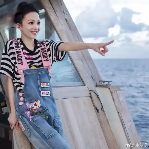 女生头像蓝白色系背带裤