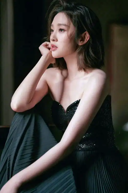 四川辣妹唐艺昕抹胸裙大赏,新时代玉女掌门人哦