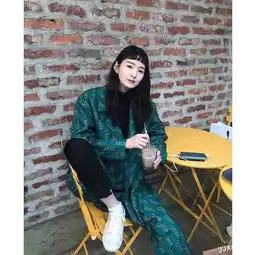 从毫无辨识度的韩系美少女,到单眼皮高级脸模特,00后双胞胎刷屏时装周