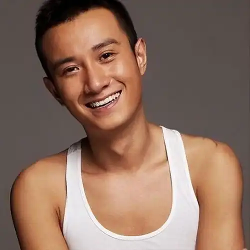 40岁文章携女友回酒店过夜身材纤瘦不输马伊琍,打包剩菜被盛赞