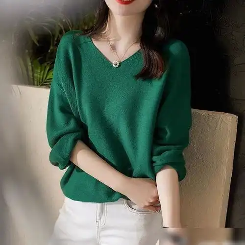 初秋火爆的一款针织衫叫优雅衫适合肤色暗沉的女人,显白嫩美