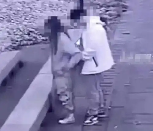 在公园里疯了很多人都观看了一男一女做爱的场面