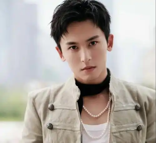 张哲瀚自知处境窘迫,将ins账号设为私密,就连头像也换成了黑色