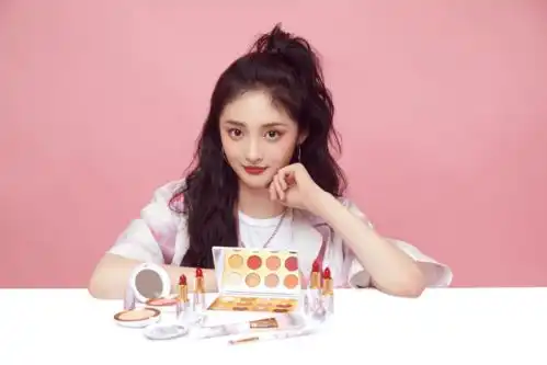周洁琼真是元气少女,穿粉色渐变衬衫扎高马尾,尽显青春活力