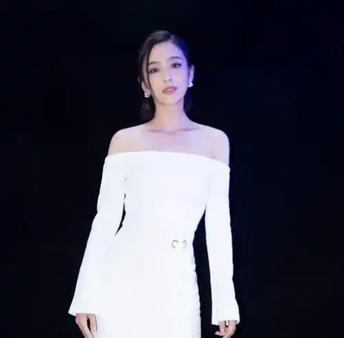 佟丽娅骨架也太小了吧,睡进行李箱那一刻,旁边男主持看蒙了