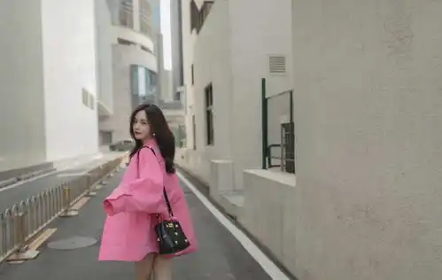 沈梦辰大胆挑战荧光粉,配白t恤高级洋气,黑黄皮穿出白瘦美