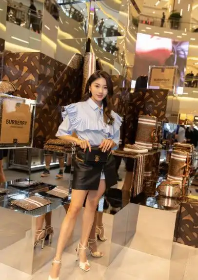 程晓玥罕见亮相,蓝衬衫搭黑皮裙显性感,如今单身真可惜