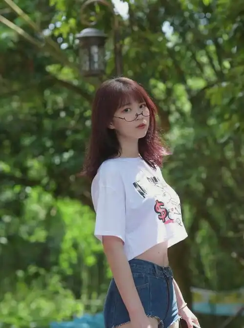 白色卡通印花背心搭配蓝色牛仔短裤和高跟凉鞋,可爱甜美