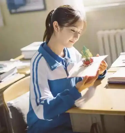 致我们单纯的小美好,校服丑不丑主要还是看气质