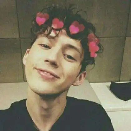 qq欧美头像男生,用眼神掩饰一切是很难的