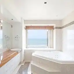 绿色91120平米三居室简约风格卫生间浴缸效果图