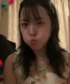 雪莉ins晒大尺度派对照再惹争议尽情狂欢放飞自我