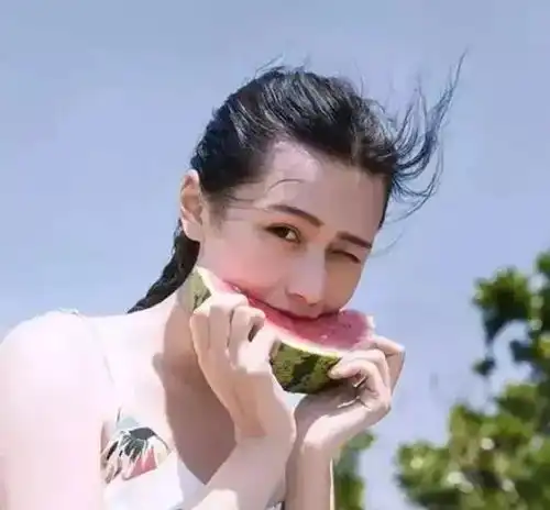 一拍照就容易表情尴尬怎么办随便学几招拍照美十倍