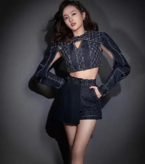 火箭少女同系列海报pk,孟美岐宫廷装扮很禁欲,却输给高级脸的她