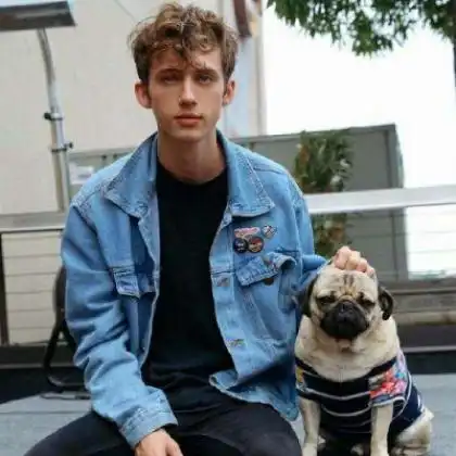 qq欧美头像男生,用眼神掩饰一切是很难的