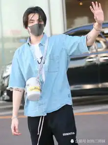 吴亦凡终于也心机了一回牛仔服配水桶包变禁欲系男神,又奶又a