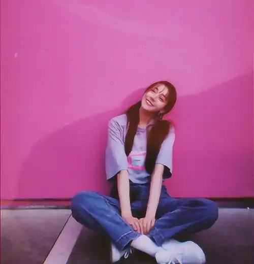 迪丽热巴变身活力少女,对镜甜笑可爱俏皮