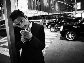 高清袁弘拍写真游走纽约演绎沧桑雅痞气质