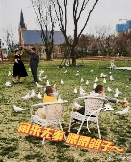 萌娃神助攻新人拍婚纱照