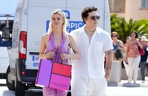 大布嫁入豪门后成小娇夫陪老婆逛街甘当拐杖,穿短袖胖好多