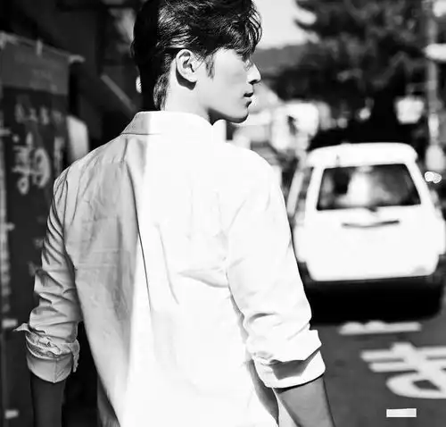 赌王家又要办喜事了窦骁和赌王千金一同度假,系鞋带骑脖子超甜